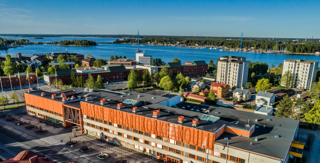 Tasavallan Presidentin kunniamerkit yliopettaja Lotta Saarikoskelle sekä MUOVAn va. johtaja Miia Lammille